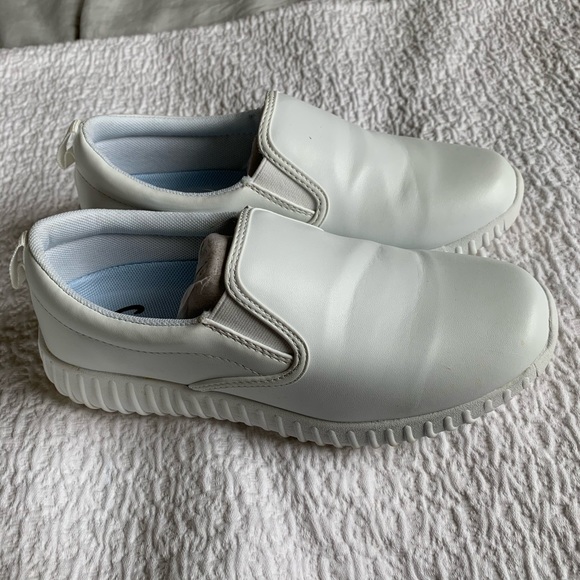 savvy white nursing shoes